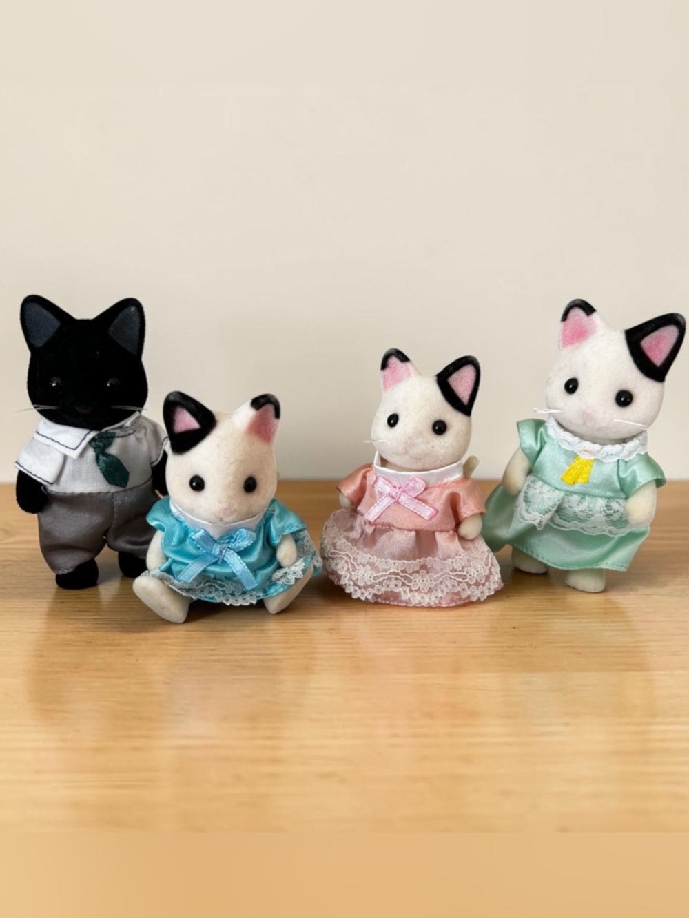 Calico Critters Tuxedo Cat Family - Set of 4 Figures (Sylvanian Families)